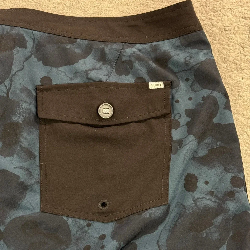 Vuori Cruise Boardshorts Mens 38 Blue Black Swim Surf Trunks Quick Dry Stretch